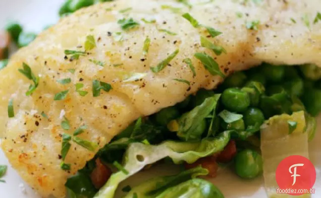 Bacalhau grelhado com ervilhas, Pancetta e alface murcha
