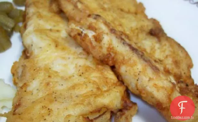 Bacalhau frito para peixe e batatas fritas com molho tártaro