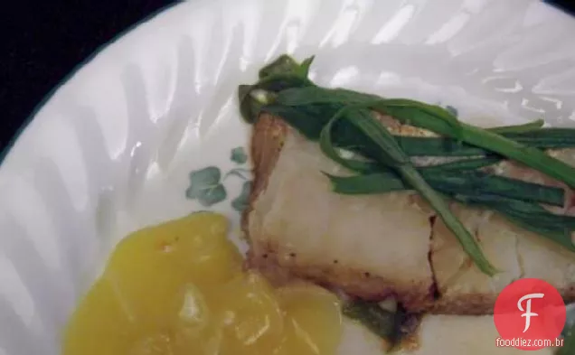 Bacalhau cozido no vapor com gengibre e cebolinha