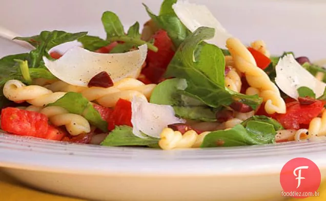 Macarrão com rúcula e parmesão raspado