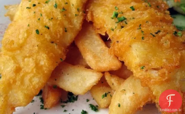 Cerveja maltratada peixe e batatas fritas