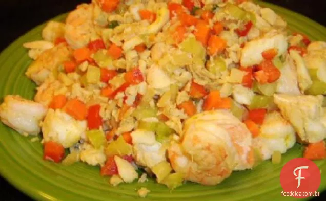 Frutos do mar e legumes com curry sobre arroz