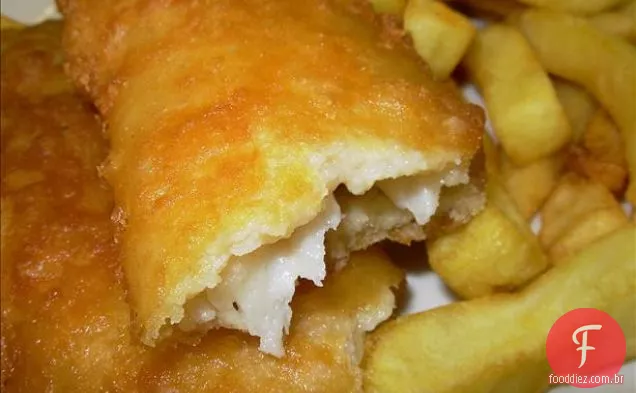 Peixe inglês real e batatas fritas com massa de Cerveja Yorkshire
