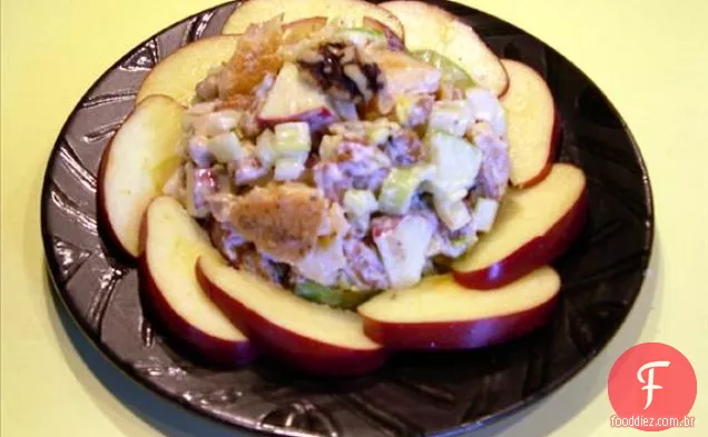 Salada de peixe robusto com maçãs e nozes