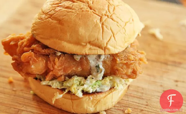 Sanduíches de peixe frito com Slaw cremoso e molho tártaro