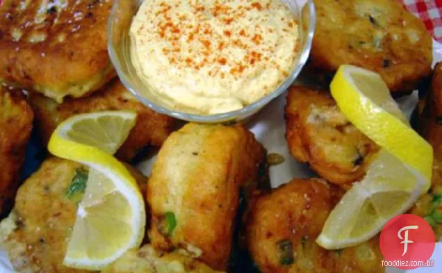 Bolos De Peixe Das Índias Ocidentais Com Aioli De Curry