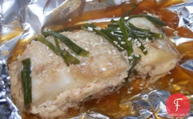 Peixe cozido no vapor em pacotes