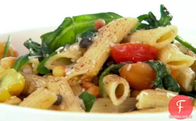 Penne com manteiga marrom, rúcula e pinhões