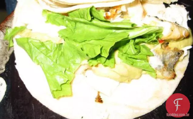 Tacos de peixe alabote com molho Guacamole