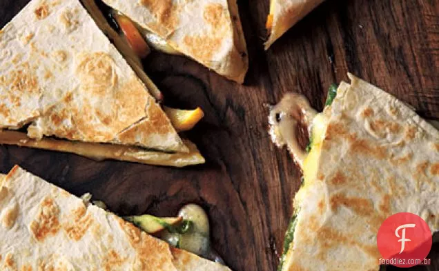 Brie, maçã e rúcula Quesadillas
