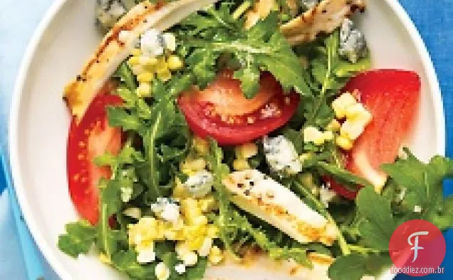 Salada De Rúcula Com Frango Grelhado, Milho, Tomate E Ch Azul
