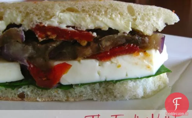 Tomate seco ao sol, rúcula e queijo fresco Mini Pitas