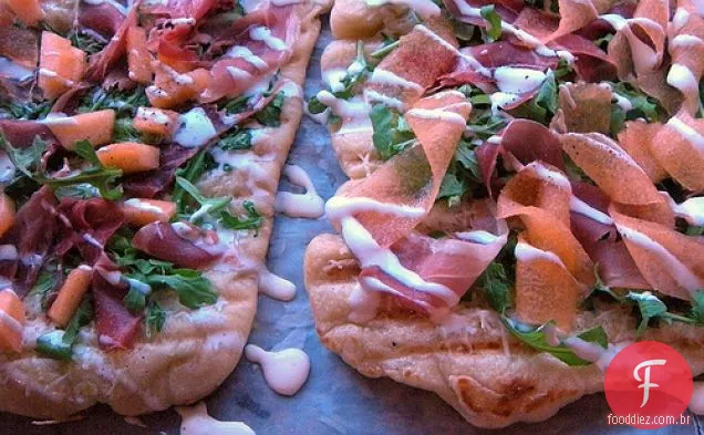 Pizza Grelhada Com Prosciutto, Melão, Rúcula E Creme Fraiche