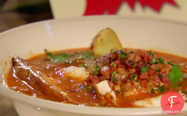 Sopa de peixe Manhattan com batatas fritas torradas e sabor de Bacon