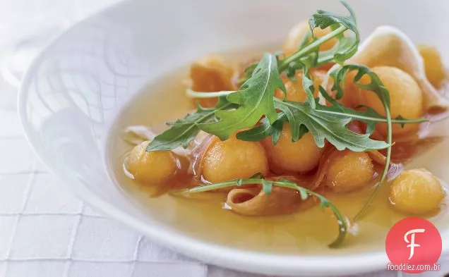 Prosciutto Consommé com rúcula e melão