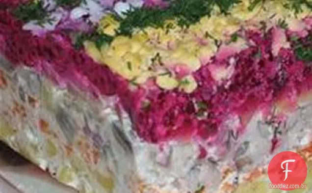 Salada russa de beterraba com arenque