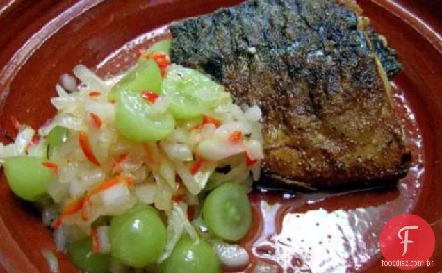 Cavala de primavera com uvas azedas e Salsa de açafrão