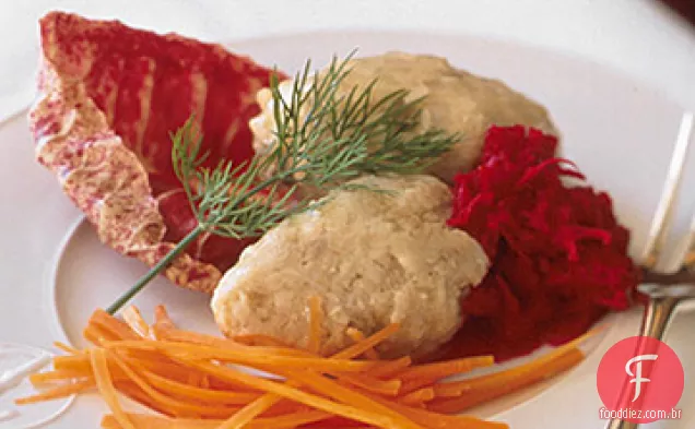 Peixe Gefilte com rábano de beterraba fresca