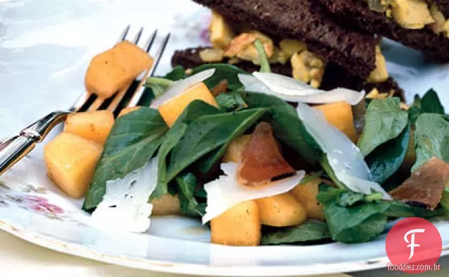 Melão, presunto Serrano e salada de rúcula