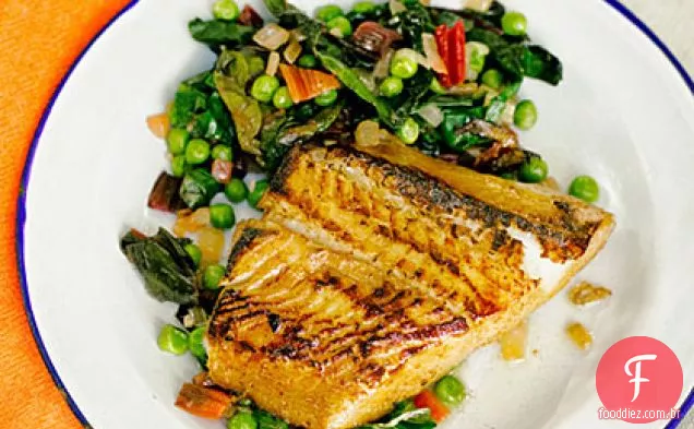 Saquê e xarope de bétula-Sablefish assado com ervilhas frescas e acelga