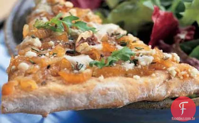 Pizza de cebola caramelizada com Gorgonzola e rúcula