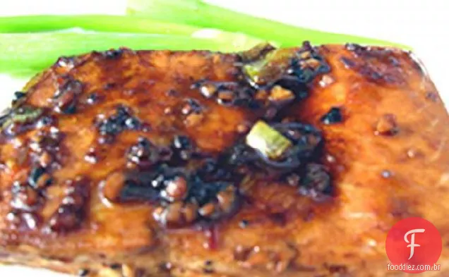 Salmão Grelhado Com Molho Vermelho Quente