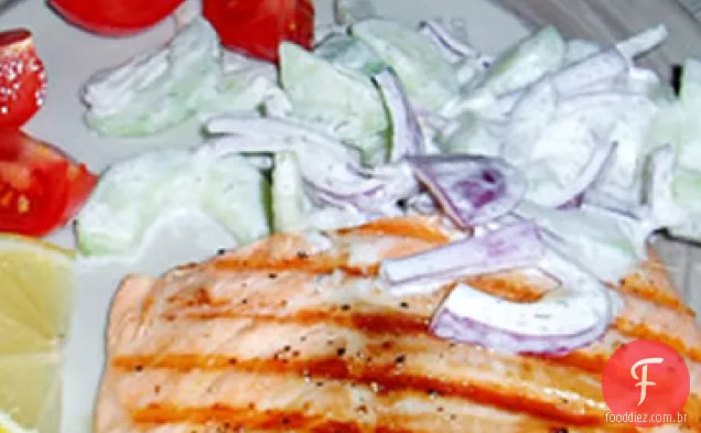 Salmão Grelhado Com Salada De Pepino