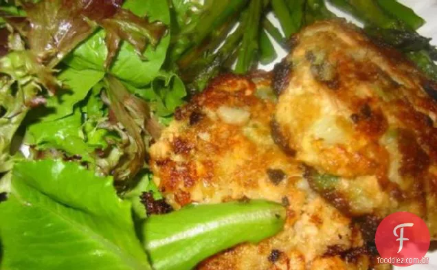 Bolos De Salmão Com Molho Cremoso