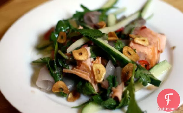 Jantar esta noite: salada de salmão grelhado com chalota assada e molho Chileno