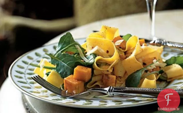 Pappardelle com abóbora assada, rúcula e pinhões