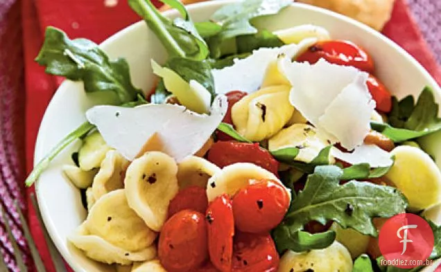 Orecchiette com pimentas assadas, rúcula e tomate