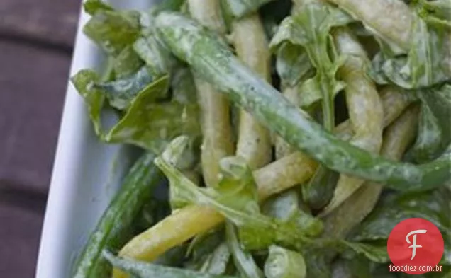 Salada de feijão verde e amarelo com leitelho-molho de rúcula