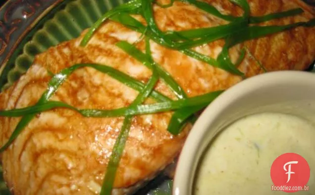 Salmão Assado Com Enfeite De Cebola Verde