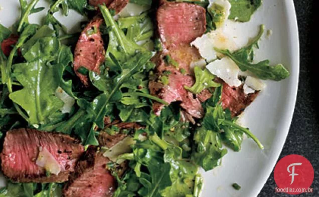 Bife grelhado com rúcula de Bebê e salada de parmesão