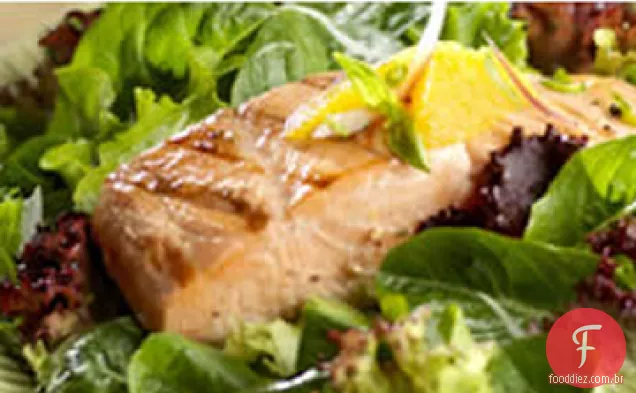 Salmão grelhado com salsa cítrica e verduras para bebês