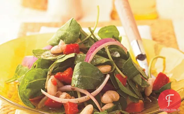 Rúcula, feijão branco e salada de pimenta vermelha assada