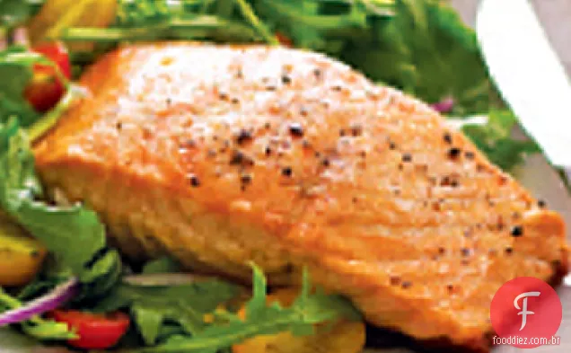 Pan Seared salmão no bebê rúcula