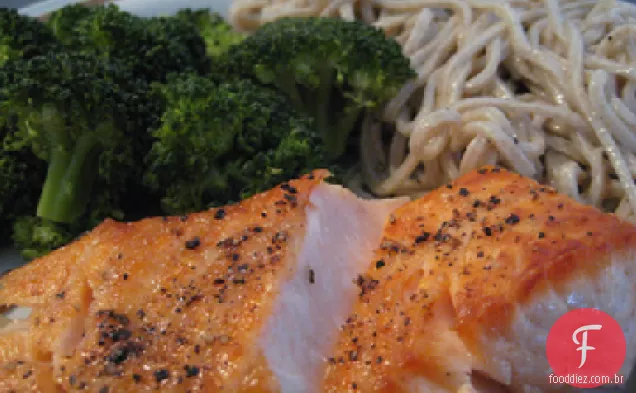Salmão com crosta de Semente de gergelim em macarrão Soba