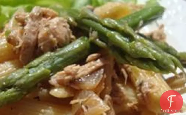 Farfalle com aspargos e salmão defumado