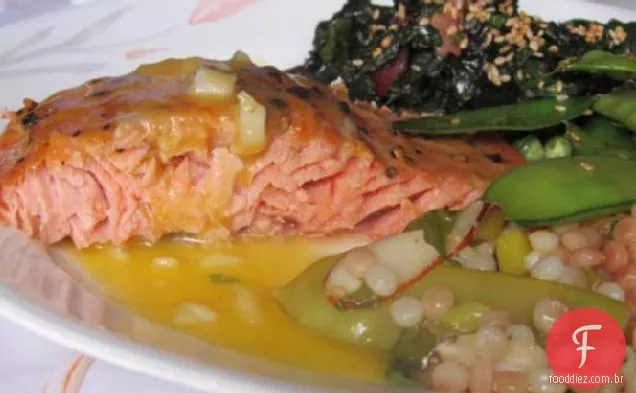 Salmão Plantado De Cedro Com Vinagrete De Mostarda Doce