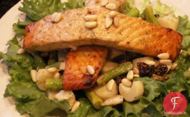 Salada de salmão Maple-Pesto com passas e pinhões