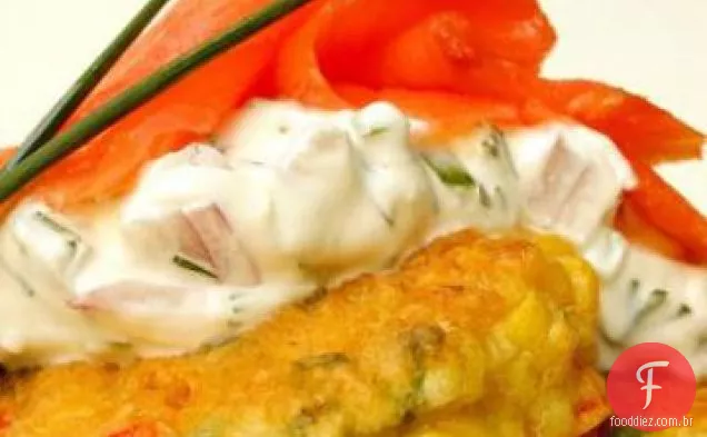 Salmão defumado com bolinhos de milho Chili e molho de creme azedo