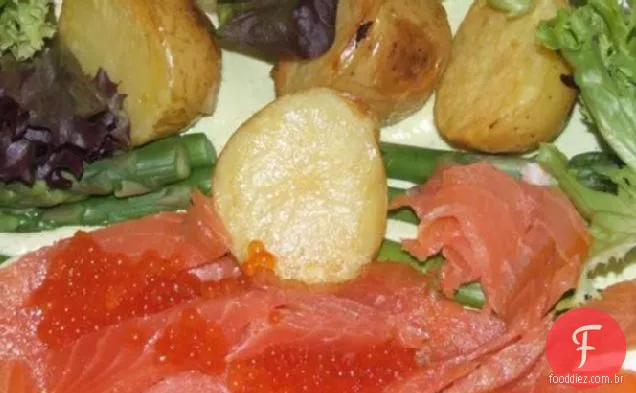 Salmão defumado e salada de Caviar