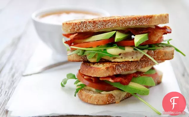 Queijo Grelhado Com Tomate, Abacate, Bacon E Rúcula