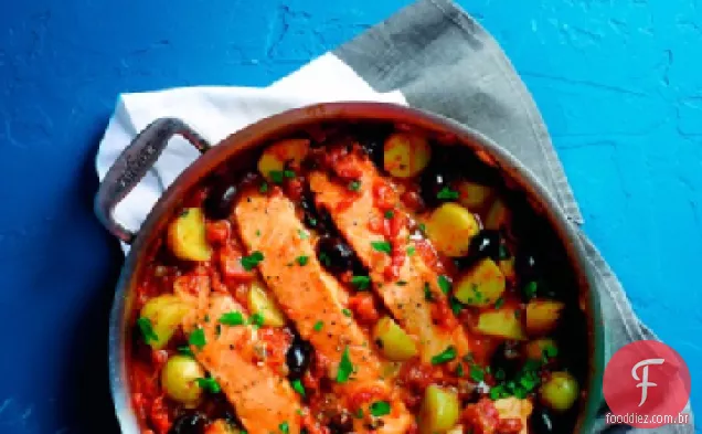Salmão e batatas em molho de tomate