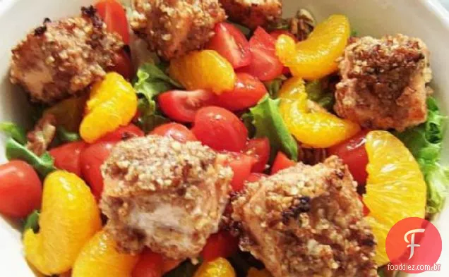 Salada de salmão Pecan com molho de mostarda e mel