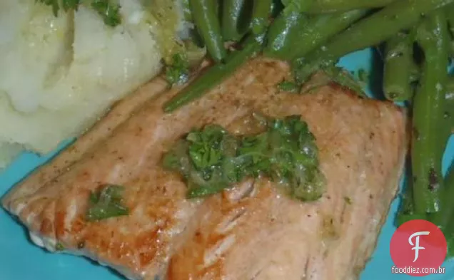 Salmão frito, purê de alho e feijão verde
