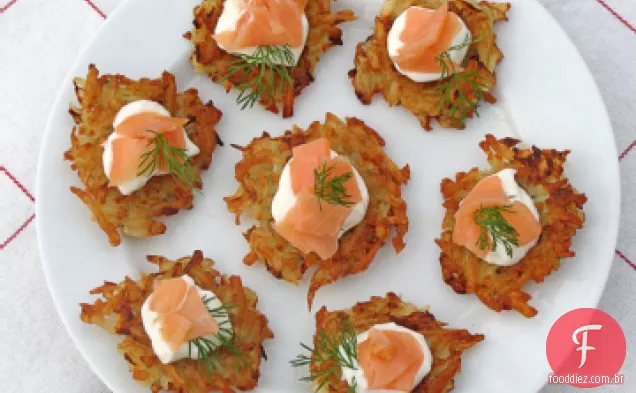 Mini Latkes vegetarianos com salmão defumado e Tzatziki