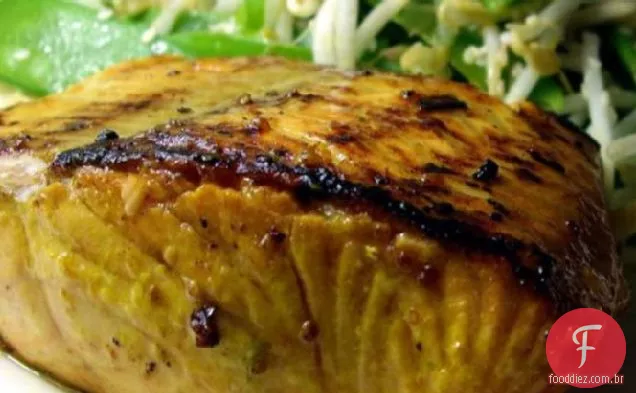 Salmão Atlântico Infundido Com Limão Com Salada Asiática