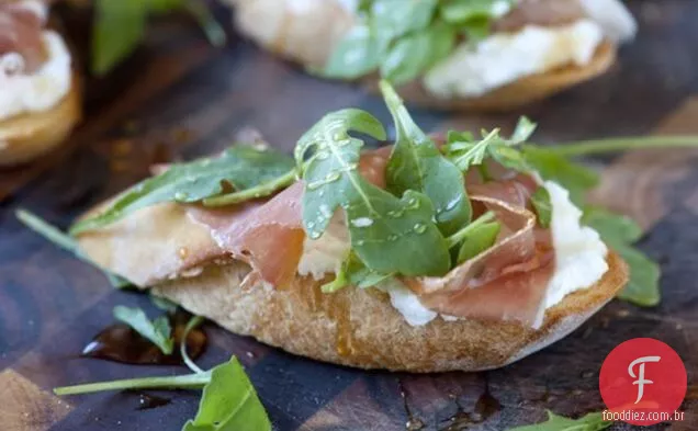 Prosciutto E Ricotta Crostini Com Mel